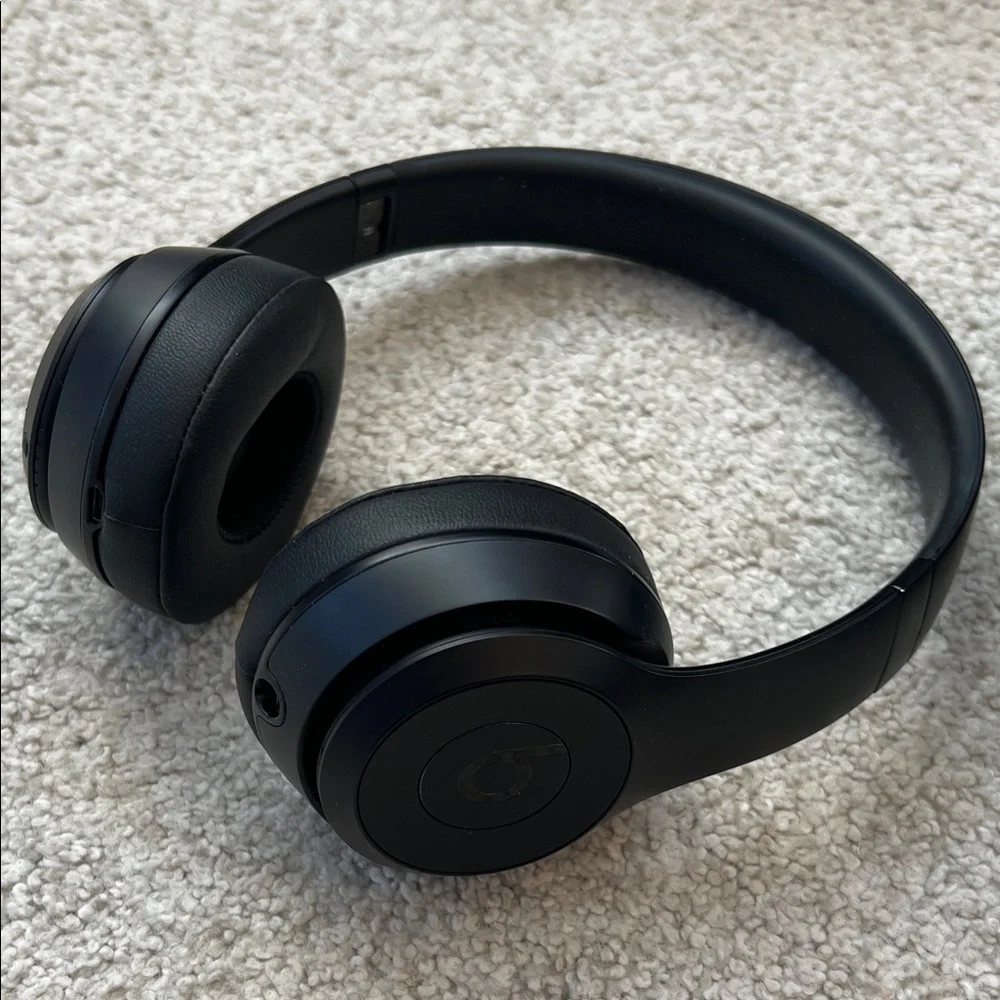 Beats Solo 3 Wireless Headphones - Picture 3 of 3